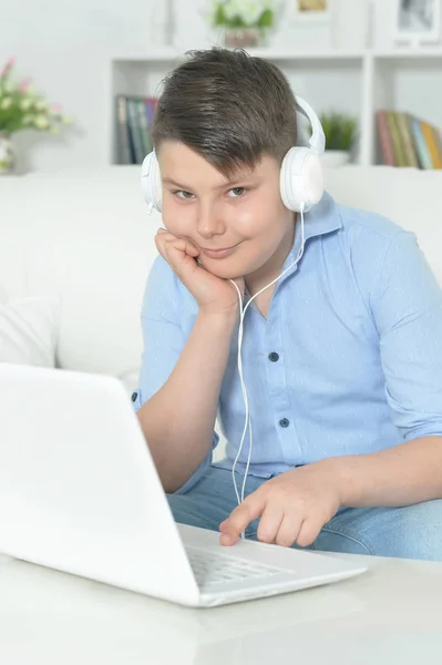 Menino Com Fones Ouvido Usando Laptop Casa — Fotografia de Stock