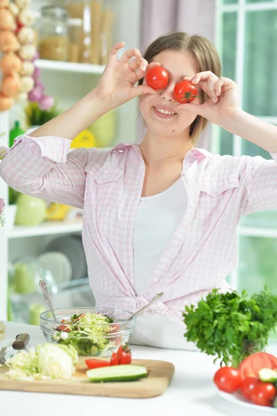 Menina Adolescente Bonito Divertindo Enquanto Cozinha Salada Mesa Cozinha — Fotografia de Stock