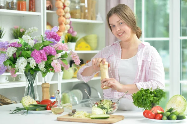 Linda Chica Adolescente Preparando Ensalada Fresca Mesa Cocina — Foto de Stock