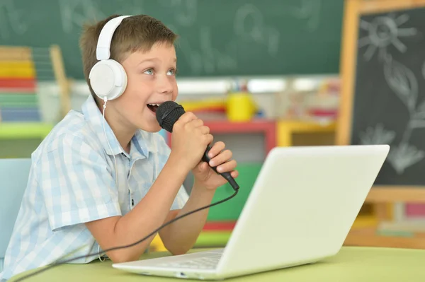 Menino cantando karaoke — Fotografia de Stock