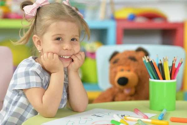 Милая Маленькая Девочка Опирается Стол Рисунками Войлочными Ручками — стоковое фото