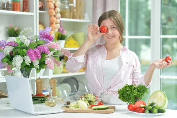 Linda Chica Adolescente Divirtiéndose Mientras Cocina Ensalada Mesa Cocina — Foto de Stock