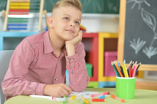 Söt Pojke Ritar Med Pennor Klassrummet — Stockfoto