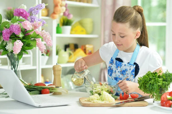 Cute Teen Dziewczyna Przygotowuje Świeże Sałatki Stole Kuchni — Zdjęcie stockowe