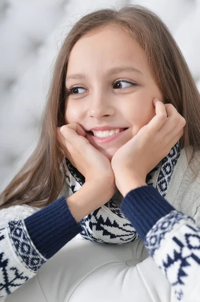 Porträt Des Süßen Mädchens Posiert Auf Dem Sofa — Stockfoto