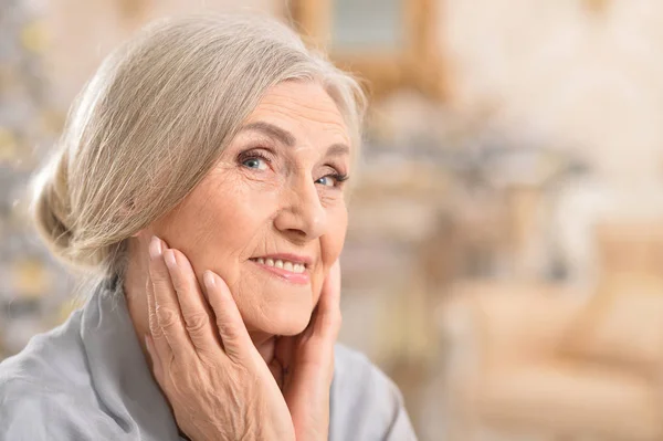 Nahaufnahme Porträt Der Schönen Seniorin Lächelnd — Stockfoto