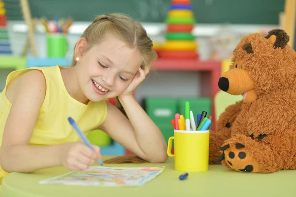 Carino Bambina Disegno Con Pennarello Mentre Seduto Tavola Nella Sua — Foto Stock