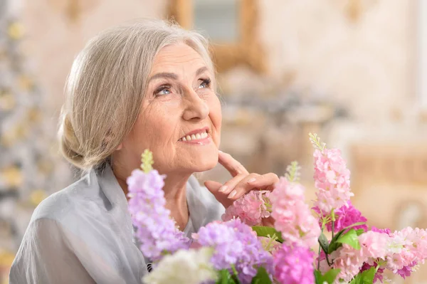 Närbild Porträtt Vackra Senior Kvinna Poserar Hemma Med Blommor — Stockfoto