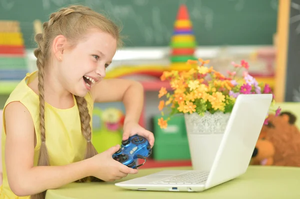 Meisje met behulp van moderne laptop — Stockfoto