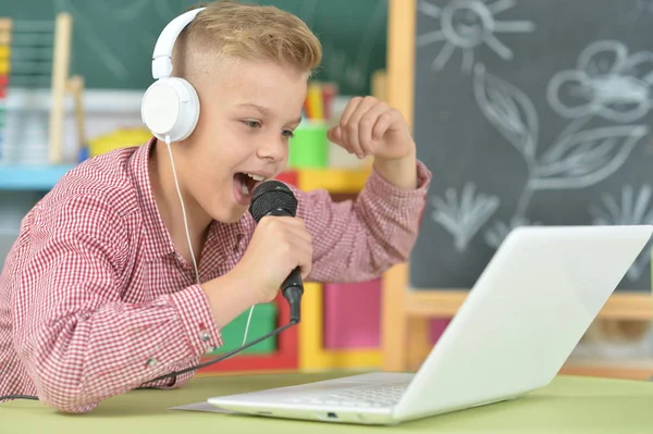 Teen Boy Słuchawki Śpiewać Karaoke Laptopa Klasie — Zdjęcie stockowe