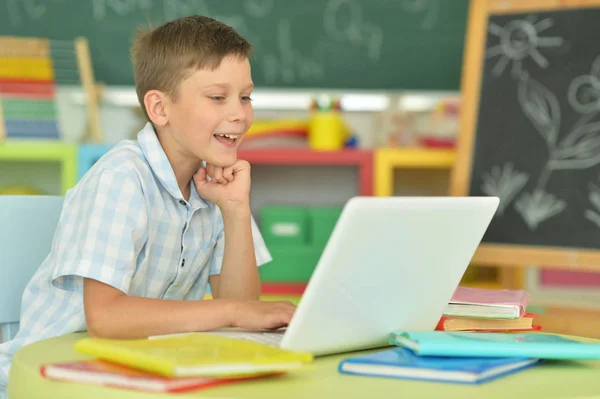Junge Macht Hausaufgaben Mit Laptop Klassenzimmer — Stockfoto