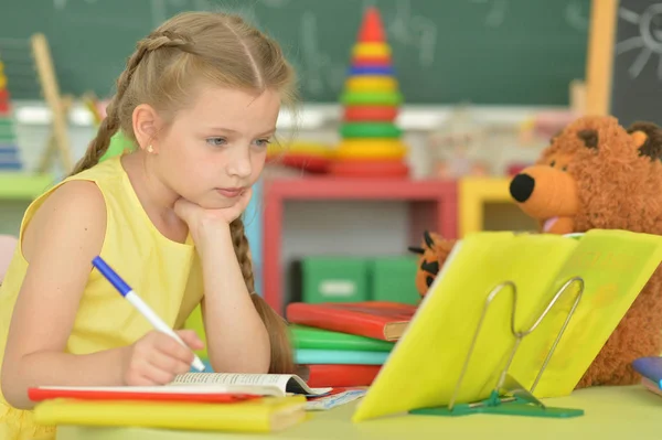 Tankeväckande Skolflicka Gör Läxor Klassrummet — Stockfoto