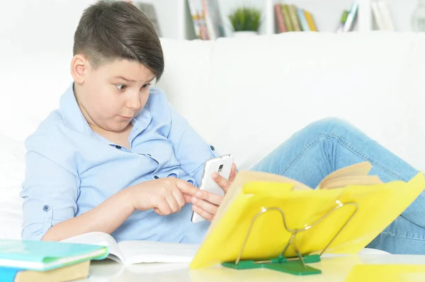 Jeune Garçon Avec Smartphone Jouer Jeu Maison Lieu Faire Des — Photo