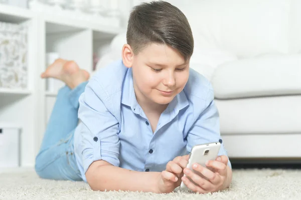 Menino Feliz Com Smartphone Jogando Jogo Casa — Fotografia de Stock