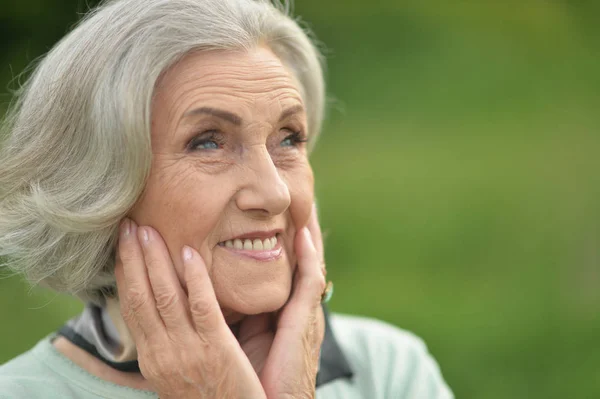 Feliz Sonriente Anciana Posando Aire Libre — Foto de Stock