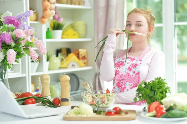 可爱的少女在厨房餐桌上准备新鲜沙拉 — 图库照片