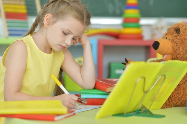 Trött Skolflicka Gör Läxor Klassrummet — Stockfoto