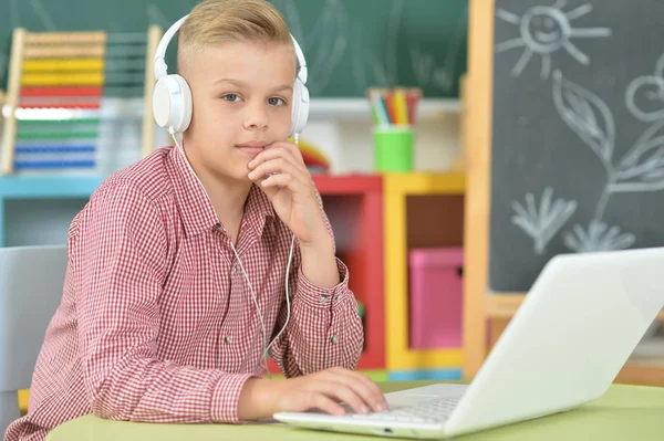 Menino Com Fones Ouvido Usando Laptop Sala Aula — Fotografia de Stock