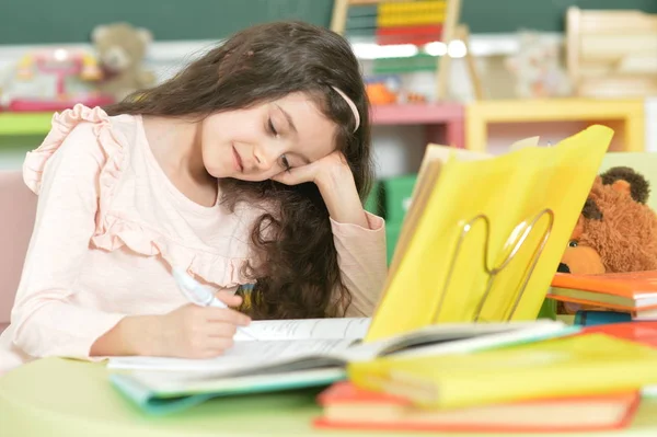 Linda Colegiala Haciendo Tarea Aula — Foto de Stock