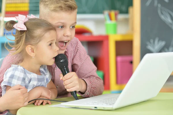 Broer en zus spelen van computerspel — Stockfoto