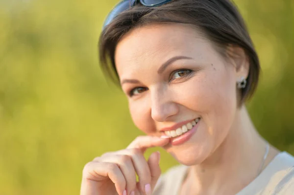 Belle Jeune Femme Repos Dans Parc — Photo