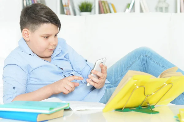 Jongen Met Smartphone Spelen Van Het Spel Thuis Plaats Van — Stockfoto