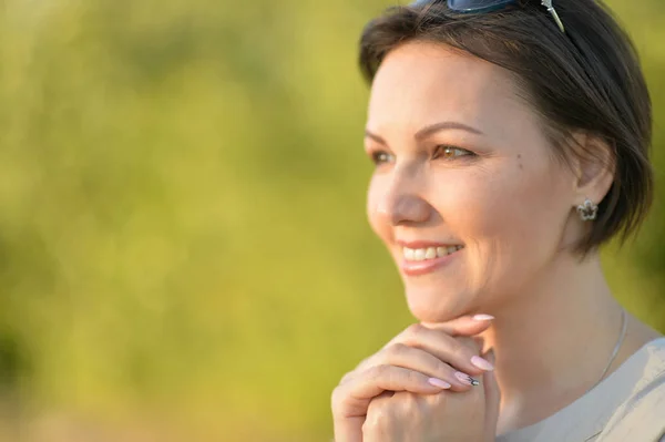 Bella Giovane Donna Che Riposa Nel Parco — Foto Stock