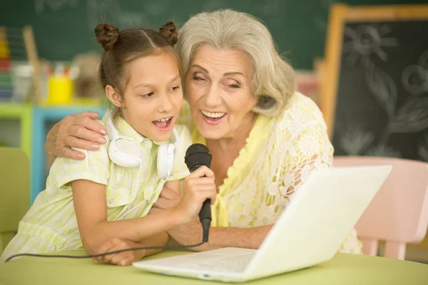 Retrato Avó Filha Cantando Karaoke Com Laptop — Fotografia de Stock