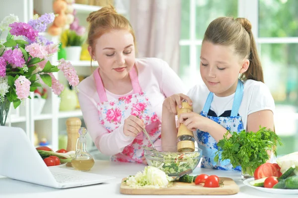 Två Roliga Flickor Förbereder Fräsch Sallad Köksbordet — Stockfoto