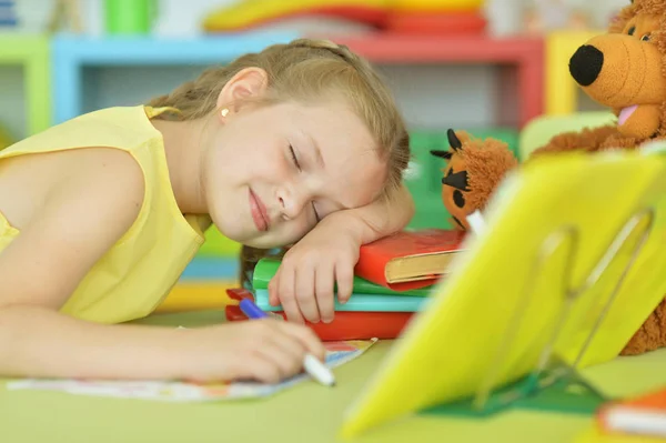Χαριτωμένο Μαθήτρια Κουρασμένος Στον Ύπνο Μετά Από Κάνει Την Εργασία — Φωτογραφία Αρχείου