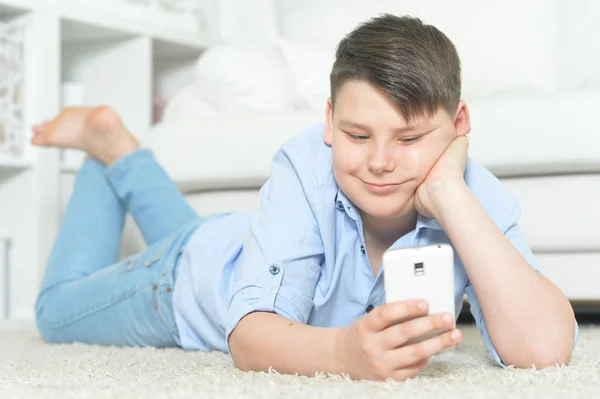 Jongen Met Smartphone Spelen Van Het Spel Thuis — Stockfoto
