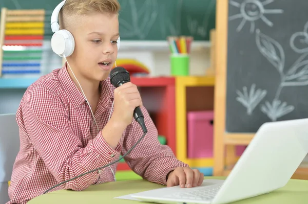 Teen Boy Słuchawki Śpiewać Karaoke Laptopa Klasie — Zdjęcie stockowe