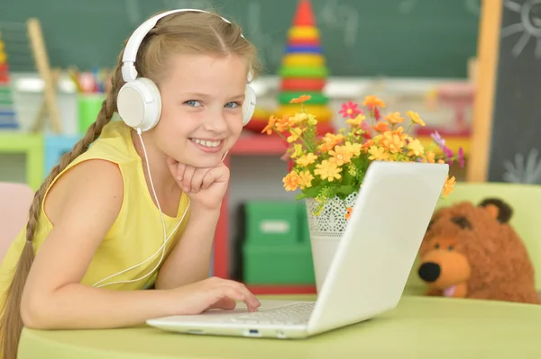 Emotional Girl Headphones Using Laptop Classroom — Stock Photo, Image