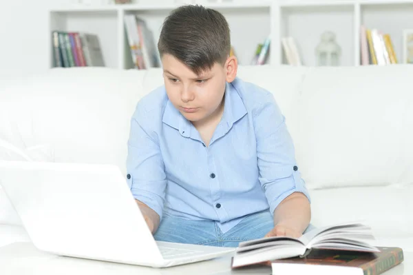 男孩在家做家庭作业用手提电脑 教育理念 — 图库照片