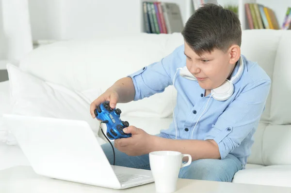 Συναισθηματική Αγόρι Που Παίζει Παιχνίδι Υπολογιστή Φορητό Υπολογιστή — Φωτογραφία Αρχείου