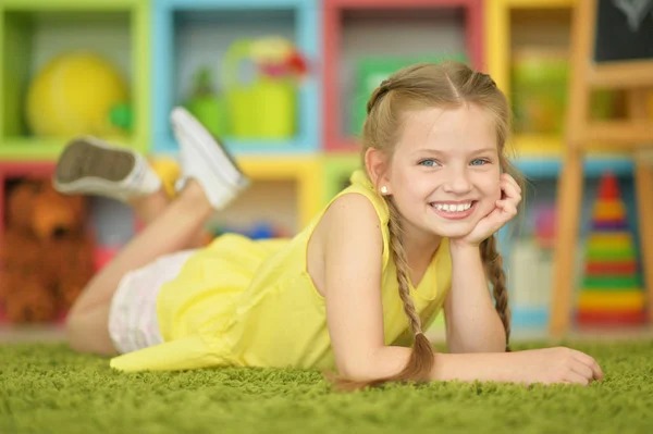 Bliska Portret Ładny Uśmiechający Się Dziewczyna Warkoczykami Leżącego Podłodze — Zdjęcie stockowe