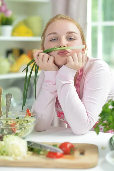 Menina Adolescente Bonito Preparar Salada Fresca Mesa Cozinha — Fotografia de Stock