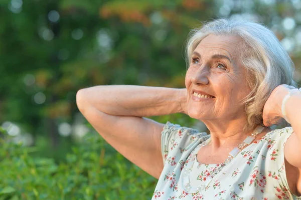 Sonriente Anciana Posando Parque Verano — Foto de Stock