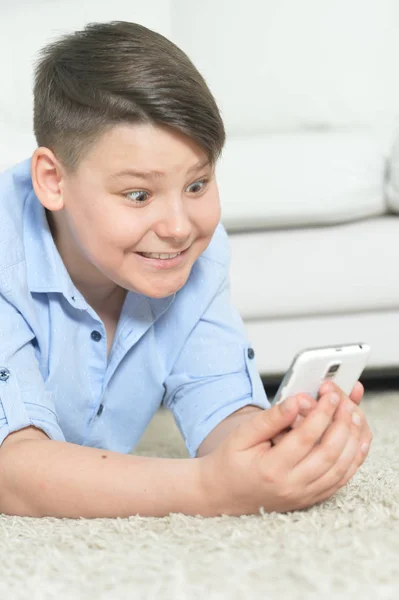 Jongen Verlaten Met Smartphone Spelen Van Het Spel Thuis — Stockfoto