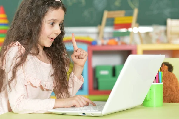 Słodkie Dziewczynki Pomocą Nowoczesny Laptop Domu Dziewczyna Pomysł — Zdjęcie stockowe