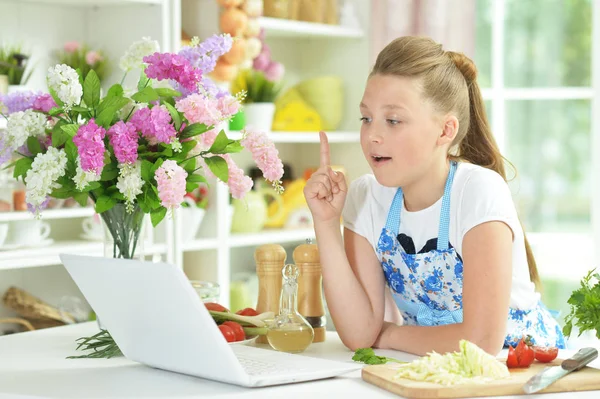 Roztomilý Dospívající Dívka Přenosném Počítači Při Přípravě Čerstvý Salát Kuchyňském — Stock fotografie