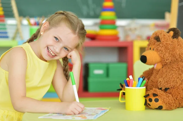 Carino Bambina Disegno Con Pennarello Mentre Seduto Tavola Nella Sua — Foto Stock