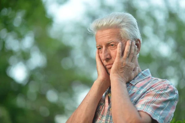 Porträtt Tankeväckande Senior Mannen Park — Stockfoto