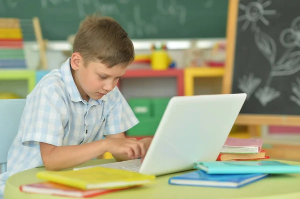 男孩在课堂中使用的笔记本电脑 — 图库照片