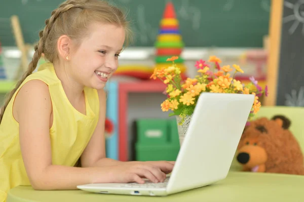 Emotionele Meisje Met Laptop Haar Kamer — Stockfoto