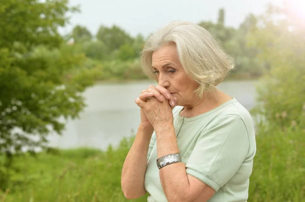 Porträtt Sorgliga Senior Kvinna Sommaren Park — Stockfoto