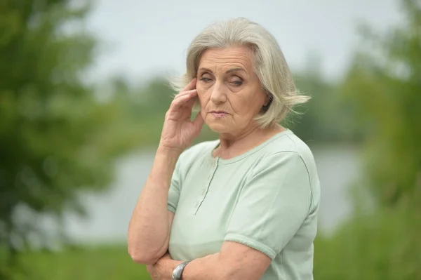 Porträt Einer Traurigen Seniorin Sommerpark — Stockfoto