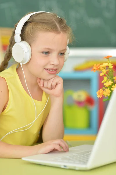Menina Emocional Fones Ouvido Usando Laptop Seu Quarto — Fotografia de Stock
