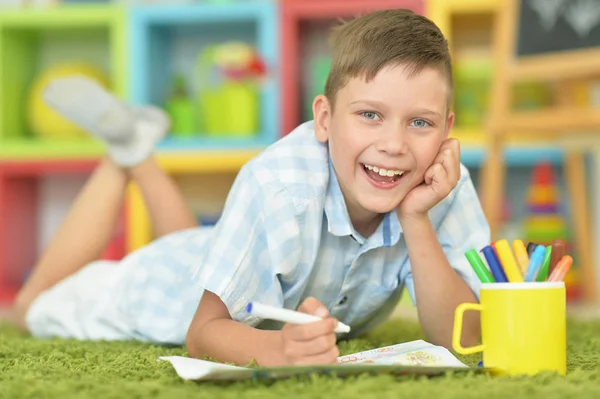 Niño pequeño dibujo con lápiz — Foto de Stock