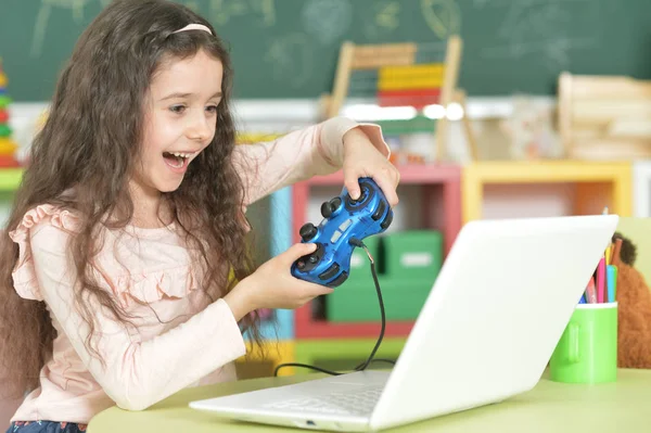 Bambina utilizzando il computer portatile moderno — Foto Stock